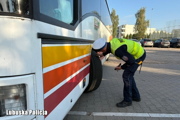Sprawność autokaru i trzeźwość kierowcy pod kontrolą policjantów – dzieci mogły ruszyć w podróż