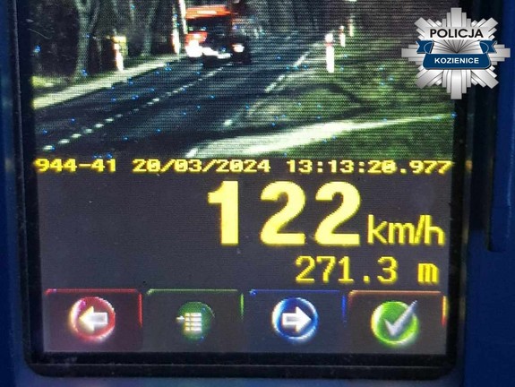 zdjęcie z policyjnego wideorejestratora, na którym dominuje wartość 122 km/h