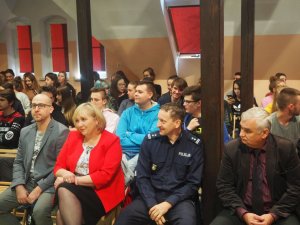 Zaproszeni goście - uczestnicy debaty słuchają prowadzonego wykładu.