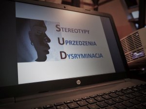 Ekran laptopa, na którym wyświetlana jest prezentacja na temat stereotypów, uprzedzeń i dyskryminacji.