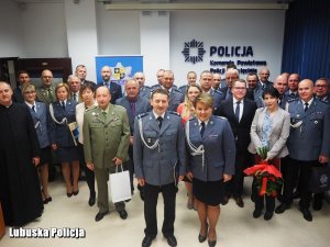 Zdjęcie grupowe uczestników oraz zaproszonych gości uroczystej zbiórki. Na przodzie szef sulęcińskich oraz szefowa lubuskich policjantów.