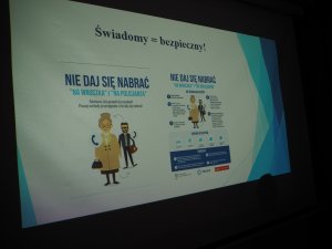 Wyświetlony slajd prezentacji multimedialnej o bezpieczeństwie seniorów.