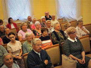 Uczestnicy, w tym seniorzy biorący udział w debacie.