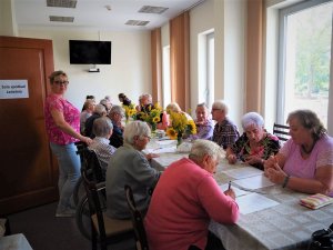 Seniorzy podczas wypełniania ankiety ewaluacyjnej.