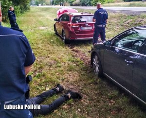 Toyota pochodząca z kradzieży, za nią nieoznakowany radiowóz. Obok policjanci i zatrzymany mężczyzna.