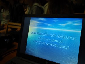 Prezentacja wyświetlana na laptopie - slajd tytułowy o odpowiedzialności prawnej nieletnich.