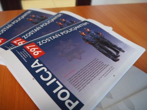 Gazeta promująca pracę w Policji.