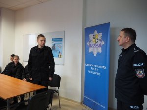 Szef sulęcińskich policjantów podczas rozmowy z jednym z uczniów klasy mundurowej.