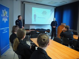 Szef sulęcińskich policjantów przedstawia rys historyczny formacji.