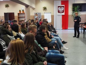 Policjantka prowadzi spotkanie edukacyjne dla uczniów sulęcińskiego zespołu szkół.