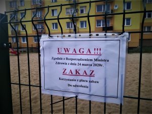 Informacja o zakazie korzystania z placu zabaw umieszczona na jego zamkniętej bramce.