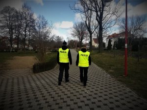 Policjanci podczas patrolu pieszego promenady w Sulęcinie.