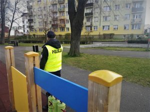 Policjant sprawdza przestrzegania kwarantanny a także zakaz korzystania z placów zabaw.