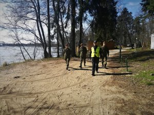 Policjant wraz żołnierzami podczas patrolu pieszego w Lubniewicach.