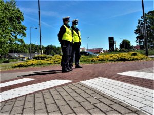 Policjanci obserwują ruch w okolicy przejść dla pieszych.