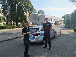 Policjant z policjantką podczas patrolu w rejonie szkoły.