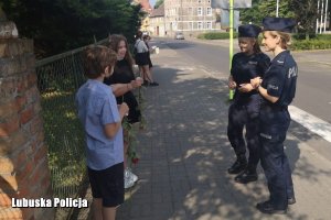 Policjantki rozmawiają z uczniami kończącymi rok szkolny.