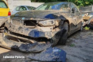 Rozbite BMW pochodzące z kradzieży.