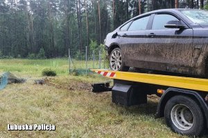 Rozbite BMW pochodzące z kradzieży na lawecie.