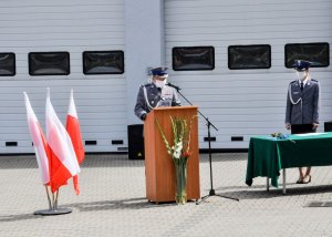 Komendant Powiatowy Policji w Sulęcinie przemawia przy mównicy.