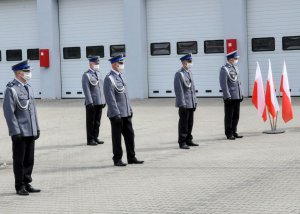 Kadra kierownicza. Panowie stoją zachowując odległości sanitarne.