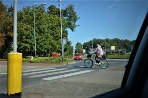 Rowerzystka przejeżdża przez przejazd dla rowerów.