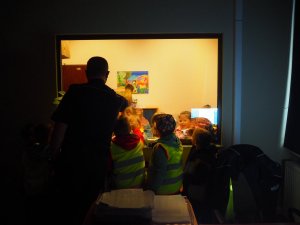 zdjęcie numer 4 dzieci stoją w dwóch pomieszczeniach oddzielone lustrem fenickim