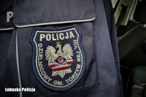 Naszywka kurtki policyjnej z orłem oraz napisem Policja Dzielnicowy Gminy Torzym rejon VIII.