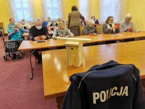 Pracownica Lasów Państwowych rozdaje upominki senioromi