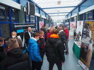 Widok hali targów pracy z licznymi gośćmi i stanowiskami