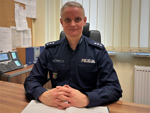 Komisarz Arkadiusz Zieliński siedzi przy biurku  w swoim gabinecie.