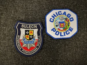 Od lewej naszywka sulęcińskiej Policji, po prawej naszywka amerykańskiej Policji w Chicago.