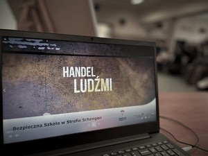 Ekran laptopa wyświetlający napis Handel Ludźmi.
