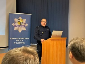 Zastępca Komendanta Wojewódzkiego Policji w Gorzowie Wielkopolskim stoi przy mównicy i wygłasza przemówienie.