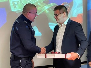 Burmistrz Sulęcina wręcza upominek dla Zastępcy Komendanta Wojewódzkiego Policji w Gorzowie Wielkopolskim.