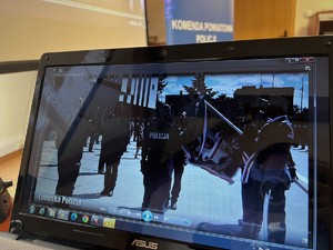 Ekran laptopa, na którym wyświetlany jest film promujący służbę w Lubuskiej Policji.