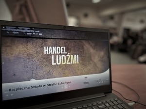 Ekran laptopa z wyświetlonym hasłem &quot;Handel ludźmi&quot;.