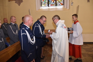 Kapelan jednostki wręcza Zastępcy Komendanta Wojewódzkiego Policji w Gorzowie Wielkopolskim poświęcony medalik.