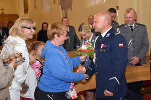 Dzieci ze Świetlicy Wiejskiej w Żubrowie wręczają Komendantowi Powiatowemu Policji w Sulęcinie własnoręcznie wykonanie upominki.