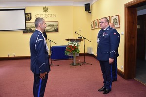 Dowódca uroczystości składa meldunek Zastępcy Komendanta Wojewódzkiego Policji w Gorzowie Wielkopolskim o rozpoczęciu uroczystej zbiórki. Uroczystość odbywa się na sali Domu Joannitów w Sulęcinie.