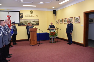 Komendant Powiatowy Policji w Sulęcinie wygłasza okolicznościowe przemówienie.