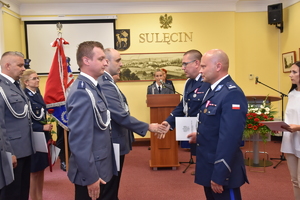 Zastępca Komendanta Wojewódzkiego Policji w Gorzowie Wielkopolskim oraz Komendant Powiatowy Policji w Sulęcinie wręczają akty mianowania na wyższe stopnie służbowe awansowanym policjantom.