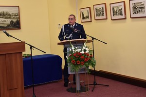 Zastępca Komendanta Wojewódzkiego Policji w Gorzowie Wielkopolskim wygłasza okolicznościowe przemówienie.