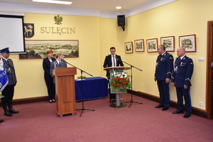 Burmistrz Sulęcina wygłasza okolicznościowe przemówienie.