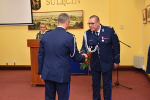 Dowódca uroczystości składa meldunek Zastępcy Komendanta Wojewódzkiego Policji w Gorzowie Wielkopolskim o zakończeniu uroczystej zbiórki.