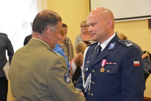 Komendanta Powiatowy Policji w Sulęcinie przyjmuje gratulacje od zaproszonych gości.