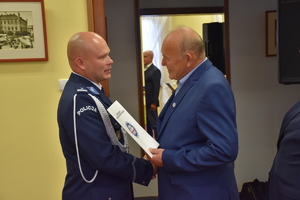 Komendanta Powiatowy Policji w Sulęcinie przyjmuje gratulacje od zaproszonych gości.