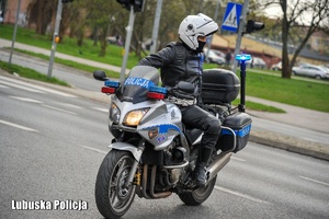 Policjant na motocyklu służbowym.