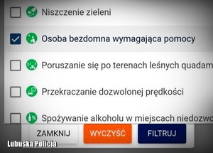 Ekran laptopa w wyświetlonym znacznikiem aplikacji &quot;osoba bezdomna wymagająca pomocy&quot;.