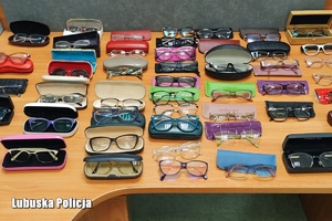 Zabezpieczone okulary wraz z etui leżą na biurku.